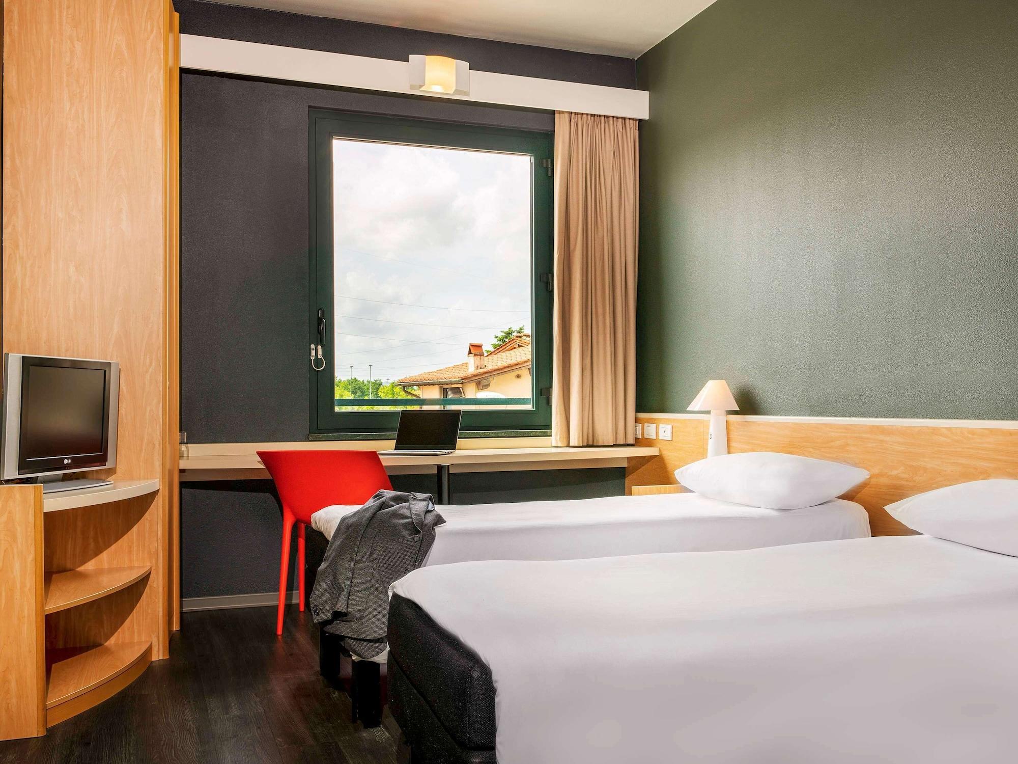 Hotel Ibis Firenze Prato Est Кампи-Бизенцио Экстерьер фото