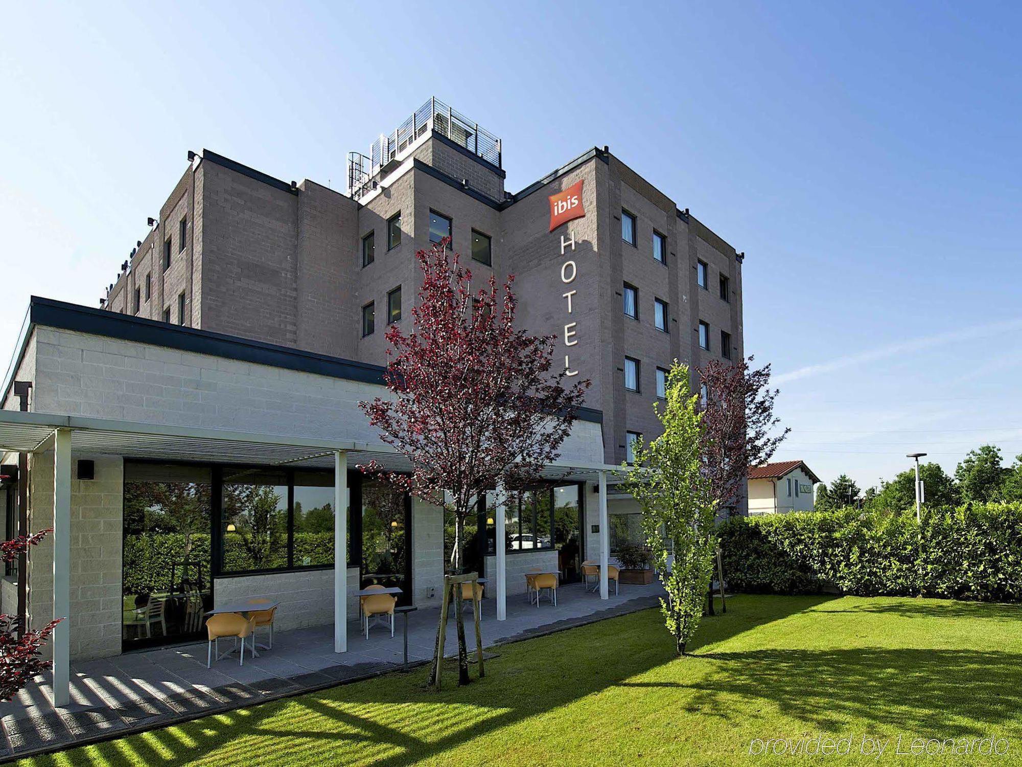 Hotel Ibis Firenze Prato Est Кампи-Бизенцио Экстерьер фото